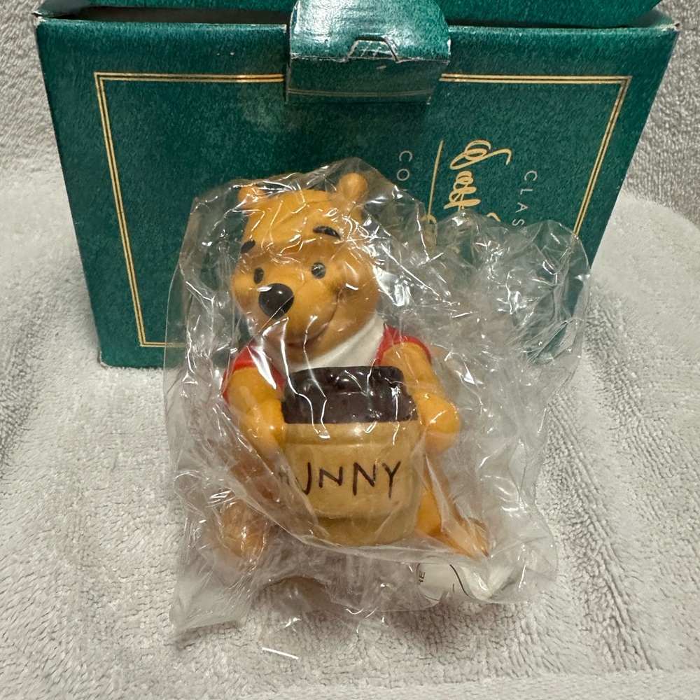 Disney Collectors Society: Winnie the Pooh—“Time for Something Sweet” figurine - Picture 8 of 13